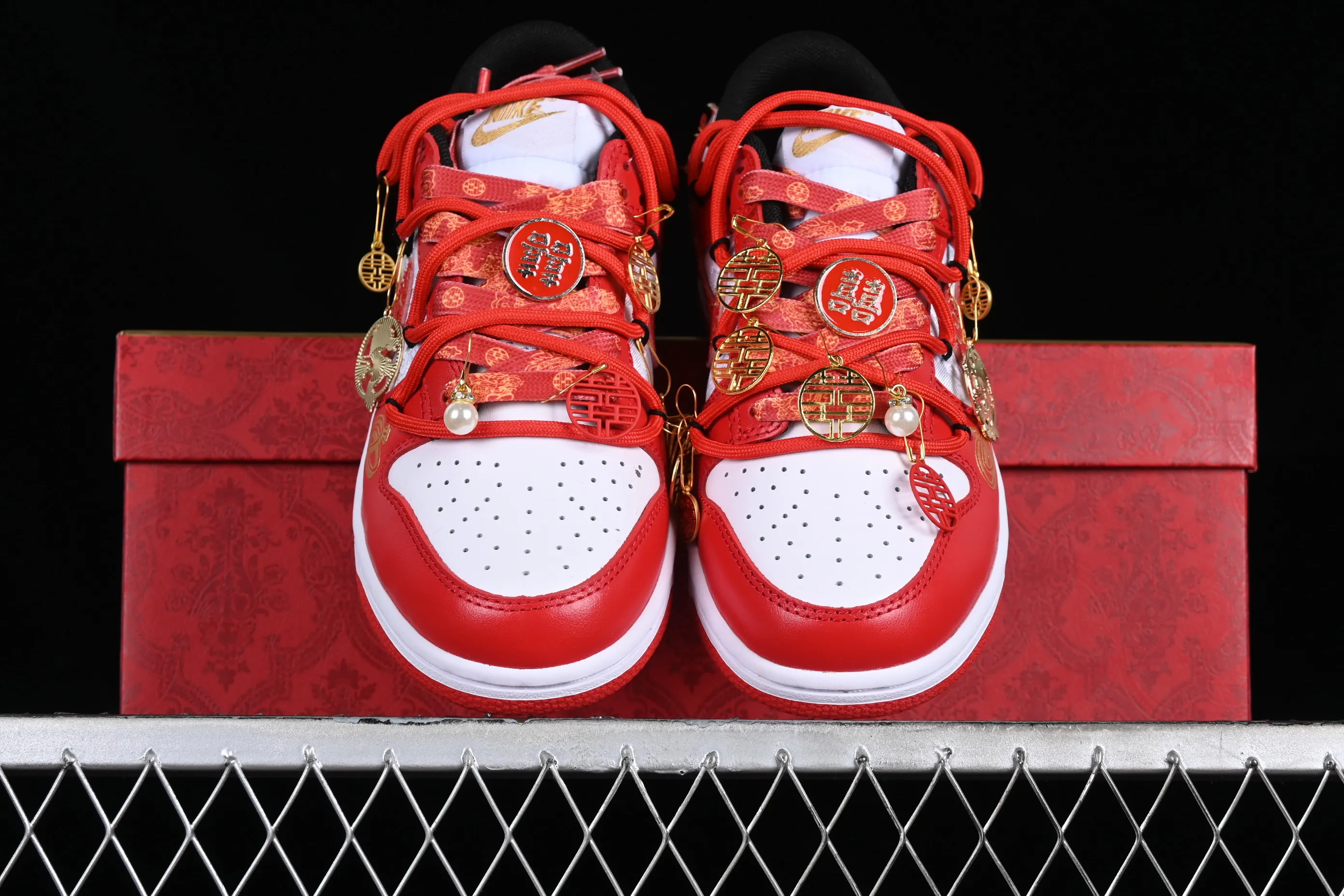 All Categories Nk SB Dunk Series Nk SB Dunk Low Low-top Sneakers Nk Dunk Low 囍爱你 Red Embroidery Dragon and Phoenix Present Happy Decoration SB Strap Low-top Casual Wedding Shoes FD9762-061